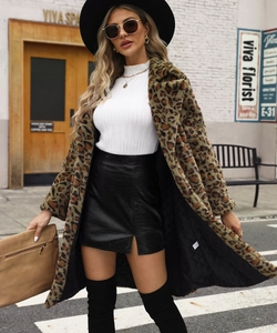 Détail d'un manteau léopard en fausse fourrure avec doublure matelassée et style luxe