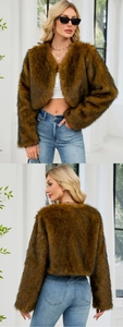 Détails d'une veste en fausse fourrure marron montrant la texture et les vues avant-arrière