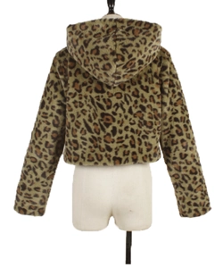 Vue arrière de la veste à capuche léopard en fausse fourrure avec texture pelucheuse