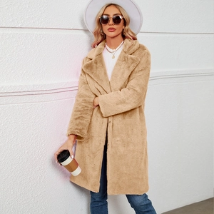 Détails de la texture du manteau en fausse fourrure kaki avec revers et peluche douce