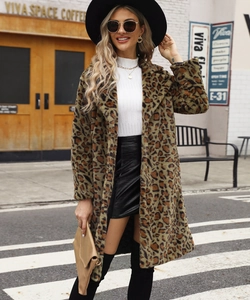 Gros plan du manteau de luxe en fausse fourrure à imprimé léopard et texture épaisse