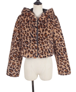 Détail de la veste léopard en fausse fourrure avec capuche douce et fermeture éclair