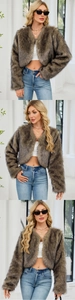 Détail de la texture d'une veste courte en fausse fourrure marron avec manches longues et col ouvert