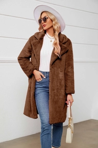 Manteau long en fausse fourrure marron avec revers, chapeau blanc et sac à main chic
