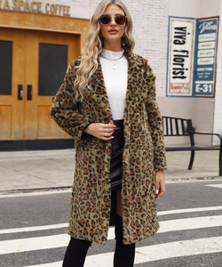 Photo street style d'un long manteau en fausse fourrure léopard avec col carré élégant