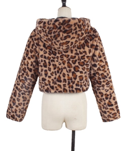 Gros plan sur la texture en fausse fourrure léopard d'une veste courte à capuche