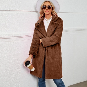 Détail de la texture en fausse fourrure dense et du col à revers sur ce long manteau