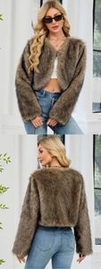Vues avant et arrière d'un manteau court en fausse fourrure marron à texture hirsute