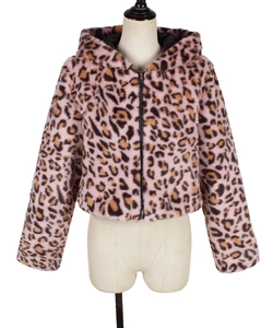 Détail de la veste léopard en fausse fourrure rose montrant la texture épaisse et le zip