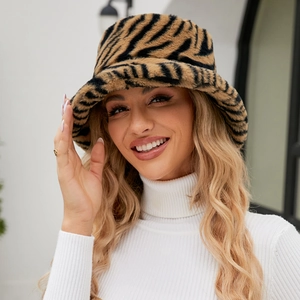 Gros plan d'un bob en fausse fourrure pelucheuse avec motif tigre sur un mannequin