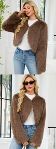 Gros plan sur la veste en fausse fourrure marron montrant la texture des poils longs