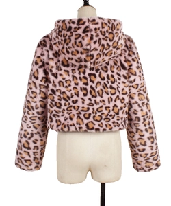 Détail de la texture pelucheuse et de l'imprimé léopard rose sur la veste en fausse fourrure