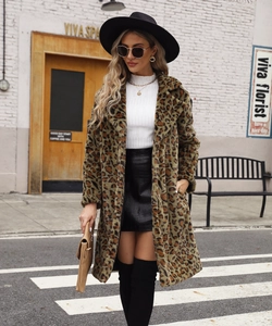 Détail d'un manteau long en fausse fourrure léopard avec col carré et texture luxueuse