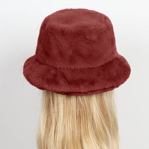 Vista posteriore di un cappello da pescatore in ecopelliccia bordeaux con trama densa