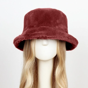 Dettaglio della spessa trama di pelliccia sintetica bordeaux del caldo cappello a secchiello
