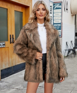Détail d'un manteau en fausse fourrure avec col à revers classique et texture marron