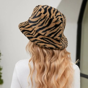 Vue arrière d'un chapeau bob en peluche à motif tigre avec fausse fourrure pour l'hiver