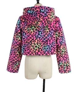 Vue arrière de la veste à capuche en fausse fourrure léopard colorée et texture épaisse
