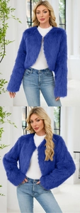 Détails d'une veste courte en fausse fourrure bleu roi avec une texture moelleuse