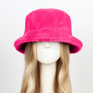 Dettaglio ravvicinato della spessa ecopelliccia fucsia su un caldo cappello invernale
