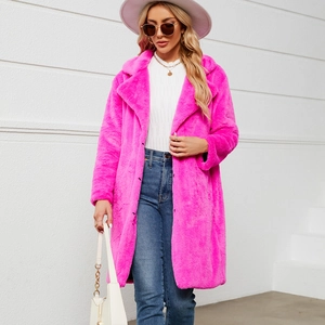 Manteau long en fausse fourrure rose vif à col à revers et fermeture à boutonnage simple