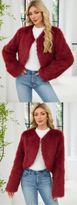 Détail de la veste courte en fausse fourrure bordeaux avec une texture douce et moelleuse