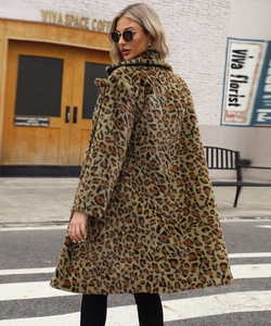 Gros plan d'un manteau en fausse fourrure léopard avec texture dense et col à revers