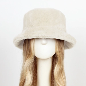Dettaglio della morbida trama in peluche color crema di un cappello alla pescatora