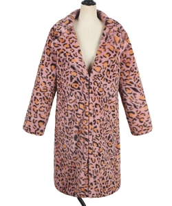 Gros plan sur un manteau en fausse fourrure léopard rose avec texture pelucheuse et revers