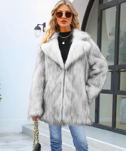 Détail d'un manteau en fausse fourrure blanche avec grand revers et texture grise douce
