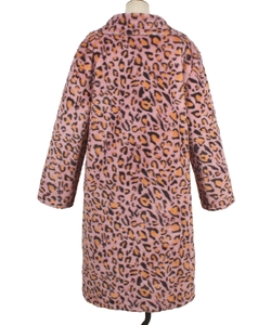 Détail du dos d'un long manteau en fausse fourrure rose à motif léopard avec texture douce