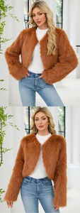 Vue détaillée de la texture en fausse fourrure caramel d'une veste courte ouverte chic