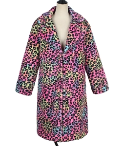 Détail d'un manteau en fausse fourrure à col carré avec imprimé léopard multicolore