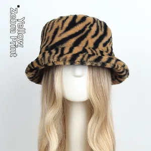 Détail de la texture d'un bob d'hiver épais en fausse fourrure à motif zébré jaune et noir