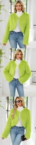 Détail d'une veste en fausse fourrure vert fluo montrant la texture épaisse et courte