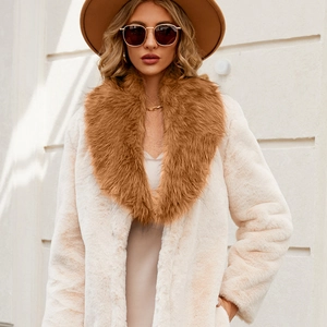 Detail eines hochwertigen Webpelzkragens an einem beigen Wintermantel für Damen im Luxus-Stil