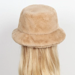 Vista posteriore dettagliata di un cappello da pescatore in ecopelliccia beige invernale