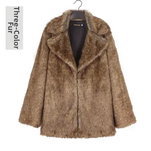 Détail d'un manteau en fausse fourrure multicolore avec poils longs et larges revers