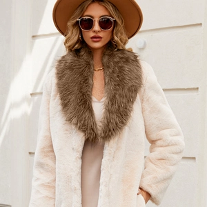 Damen Kunstpelzmantel in Creme mit großem dunkelbraunem Plüschkragen für den Winter