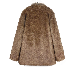 Vue arrière d'un manteau en fausse fourrure marron à poils longs et coupe mi-longue
