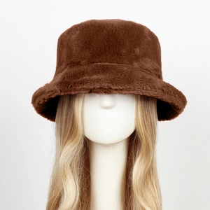 Dettaglio del cappello a secchiello in peluche marrone con texture in ecopelliccia fitta
