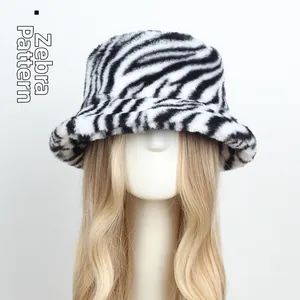 Détail de la texture en fausse fourrure du chapeau bob au motif de zèbre noir et blanc