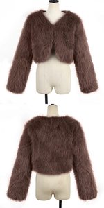 Vues avant et arrière d'une veste courte en fausse fourrure marron foncé sur un mannequin