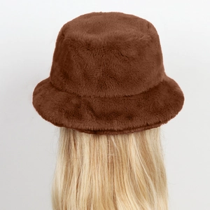 Dettaglio del cappello alla pescatora in ecopelliccia marrone scuro e trama spessa