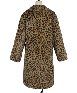 Vue arrière d'un long manteau en fausse fourrure avec un motif léopard marron classique
