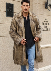 Détail d'un manteau luxueux en fausse fourrure pour homme avec texture épaisse et revers