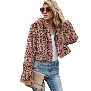 Veste courte à capuche pour femme en fausse fourrure rose avec imprimé léopard