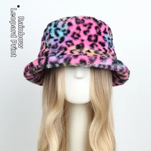 Détail d'un bob en peluche avec motif léopard arc-en-ciel et texture en fausse fourrure