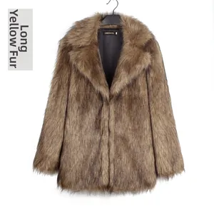 Détail rapproché du manteau de luxe en fausse fourrure jaune avec col tailleur et doublure