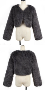 Détails de la veste courte en fausse fourrure grise montrant la texture sur un mannequin